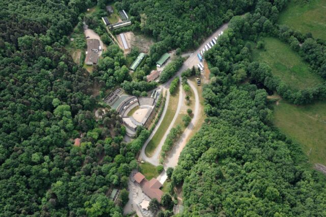 🌱 Une pause fraîcheur ?
Au Parc , il fait toujours plus frais qu'en ville ! 
À 550 m d'altitude, entouré d'une forêt sur plusieurs km. 
Profitez d'une journée à l'ombre des arbres  où il fait bon même l'été.
#SortieFraicheur #MontsDuLyonnais #NatureEtOmbre