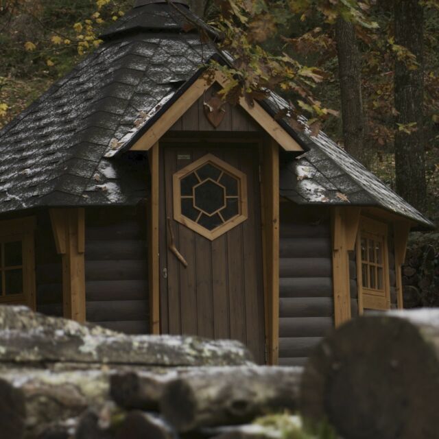 ❄️ Et si l’hiver était la plus belle saison pour découvrir la forêt ? 🌲

Quand le froid s’installe et que la forêt se fait plus silencieuse, la balade au parc prend une toute autre dimension.
Au Parc Animalier de Courzieu, l’hiver est une invitation à ralentir, à observer et à vivre une sortie nature authentique.

🐺 Marcher sur les sentiers givrés, écouter la forêt, puis assister aux présentations des loups — les gris à 11h30, les loups blancs à 15h00 — dans une ambiance hivernale unique.

🌲 Prolonger la balade avec un jeu de piste en famille, explorer la forêt aux jeux de bois, et laisser les enfants (et les grands) s’imprégner de la nature, même en saison froide.

🔥 Et après l’effort, le réconfort :  un déjeuner montagnard dans  Cabane du Trappeur, ou dans nos cabanes grill, pour finir la journée bien au chaud. Un goûter avec nos crêpes maison et notre vin chaud. 

✨ L’hiver n’est pas une contrainte, c’est une autre façon de vivre la forêt.

📍 Le Parc Animalier de Courzieu est ouvert pendant toutes les vacances de Noël. Une belle idée de sortie nature, même en hiver.