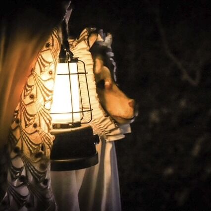 🌙 J-7 AVANT LA NUIT DES INVISIBLES !

Dans une semaine seulement, lorsque les derniers visiteurs auront quitté le Parc, une toute autre aventure commencera…

La nuit tombera sur Courzieu.
Les lanternes s’allumeront.
D’étranges personnages apparaîtront au détour des sentiers…
Et vous partirez "en quête de l’Arbre." 🌳

Les 21 et 22 août, oubliez la visite traditionnelle : la forêt devient le décor d’une aventure théâtralisée imaginée spécialement pour le Parc avec la compagnie Le Cri de la Fraise.

🎭 Théâtre de rue
🔎 Énigmes et quête
🎻 Musique et poésie
🌲 Déambulation au cœur de la forêt
✨ Rencontres inattendues

Vous ne serez pas assis devant un spectacle : vous ferez partie de  l’histoire.

⏳ Plus que 7 jours !
Et seulement deux soirées pour vivre La Nuit des Invisibles.

🎟️ Si vous avez envie d’en être, c’est le moment de réserver vos places !

👉 Réservation en ligne sur notre site. Nombre de places limité. 

#NuitDesInvisibles #ParcDeCourzieu #J7 #SortieLyon #MontsDuLyonnais #SortieEnFamille #ThéâtreDeRue #SpectacleVivant
@lecridelafraise Le cri de la fraise 

Photo : jerome mastrovalerio photographie