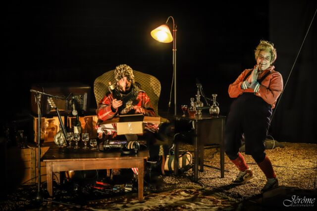 🎄 Poésie, humour, marionnettes, musqiue, feu... vous allez adorer le spectacle de Noël du parc ! 

Arrivez dès l’après-midi pour promener, assister au repas des loups, faire la chasse au trésor, puis terminez la journée par « Les Gâteaux Magiques ». 

👉 Réservez vite : capacité restreinte, ne manquez pas cette sortie hors-du-commun.  https://www.parc-de-courzieu.fr/les-gateaux-magiques-spectacle-de-noel-2025/

Photo : Jérôme Mastrovalerio Photographie