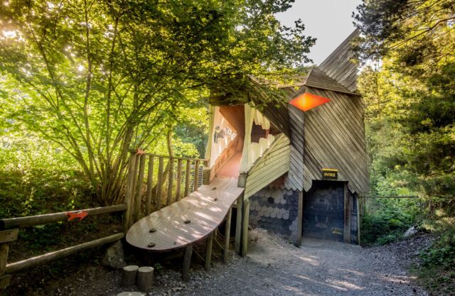 Vous avez chaud? 
Venez gagner quelques degrés  au Parc de Courzieu ! 🌿

Ce week-end, le soleil va taper fort… mais au Parc de Courzieu, c’est une autre ambiance ☀️🌲
À 550 mètres d’altitude, sous l’ombre bienveillante de la forêt, il fait toujours plus frais. Un vrai bol d’air pour petits et grands 🐺🦅🐿️

💚 Profitez d’une journée en pleine nature 
🌳 Sentiers forestiers ombragés
👧 Jeux pour les enfants en pleine forêt
🧺 Pique-nique à l'ombre des arbres ou déjeuner dans la maison du trappeur.

Horaires de présentations animalières aménagés pour le confort de tous : 

🦫 10h45 • Marmottes
🐌 11h15 • Escargots
🦅 11h45 • Rapaces
🐺 14h15 • Loups gris
🦫 14h45 • Marmottes
🐺 15h15 • Loups blancs

A parti de 12h00 prix réduit de 4€ par entrée. soit 14€ les adultes et 10€ les enfants (3/12ans). 

📍Une escapade rafraîchissante et apaisante  à seulement deux pas de Lyon.

#ParcDeCourzieu #SortieEnFamille #NatureEtFraîcheur #WeekEndAuVert #MontsDuLyonnais #RefugeDeFraîcheur #LoupsEtRapaces #VacancesEnFamille #ForêtEtOmbre Voir moins